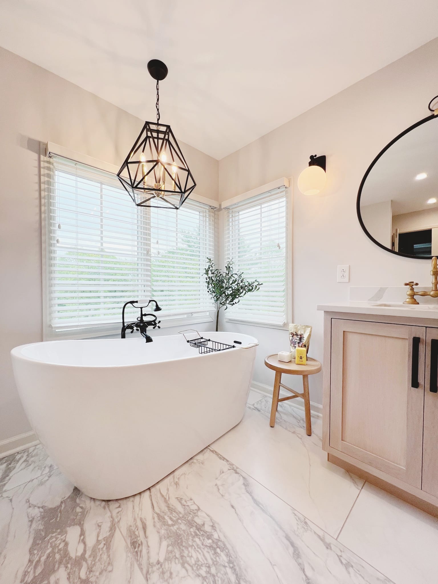 Freestanding spa tub